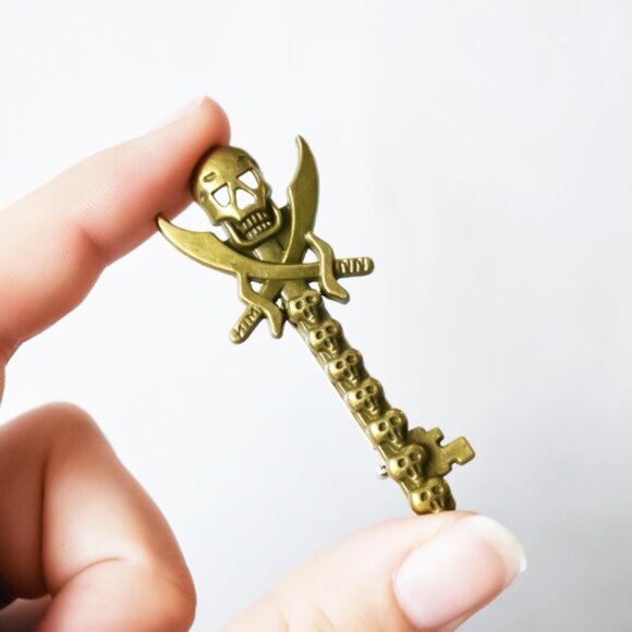 Handmade Bronze Pirate Skull Key Pin - Picture 1 of 3